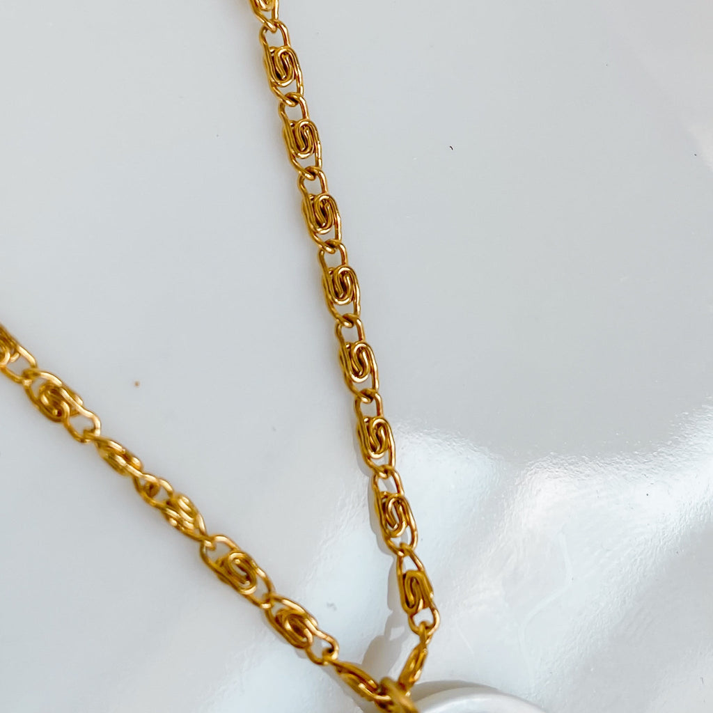 Collier doré en nacre et fleur de lotus | THÉTIS