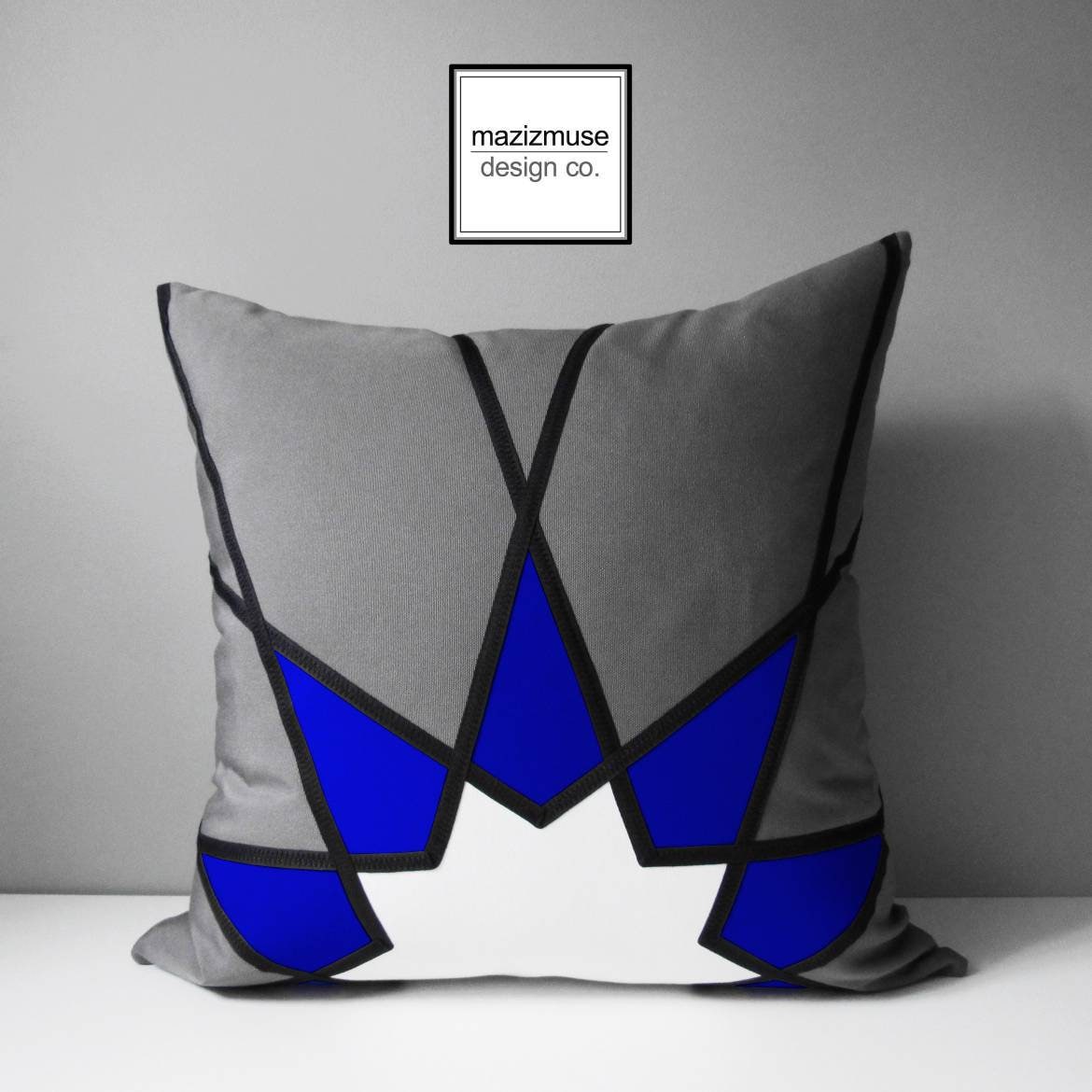Housse de coussin d'extérieur moderne en tissu Sunbrella gris et bleu, coussins géométriques