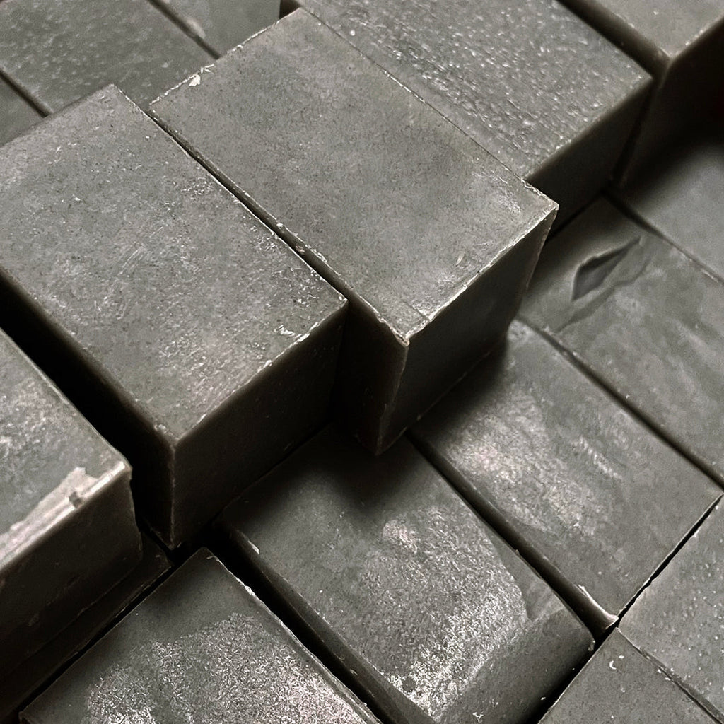 Pain nettoyant visage au charbon et à la menthe