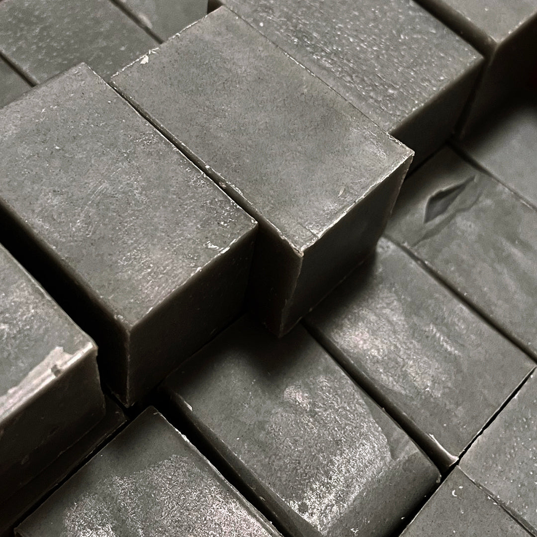 Pain nettoyant visage au charbon et à la menthe