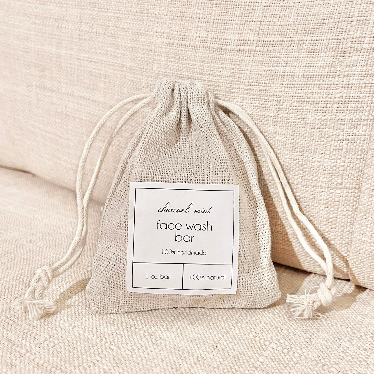 Pain nettoyant visage au charbon et à la menthe