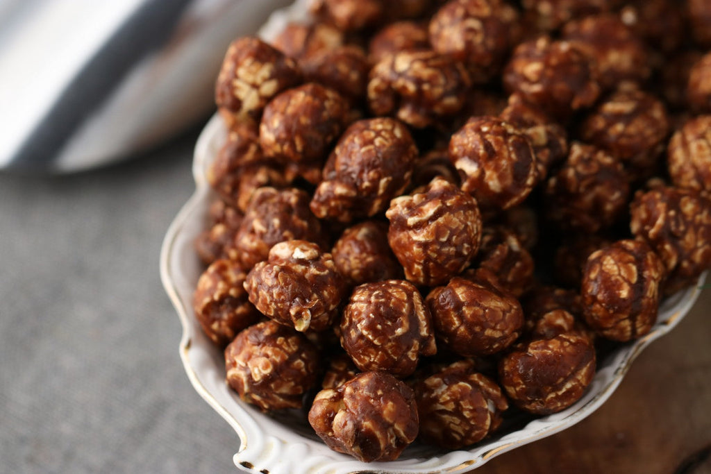 Popcorn croustillant au chocolat et aux cacahuètes