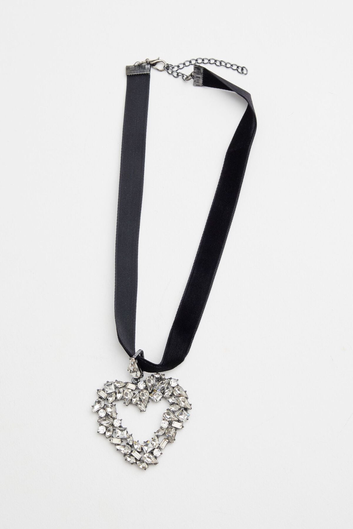 Collier ruban cœur serti de pierres précieuses surdimensionné