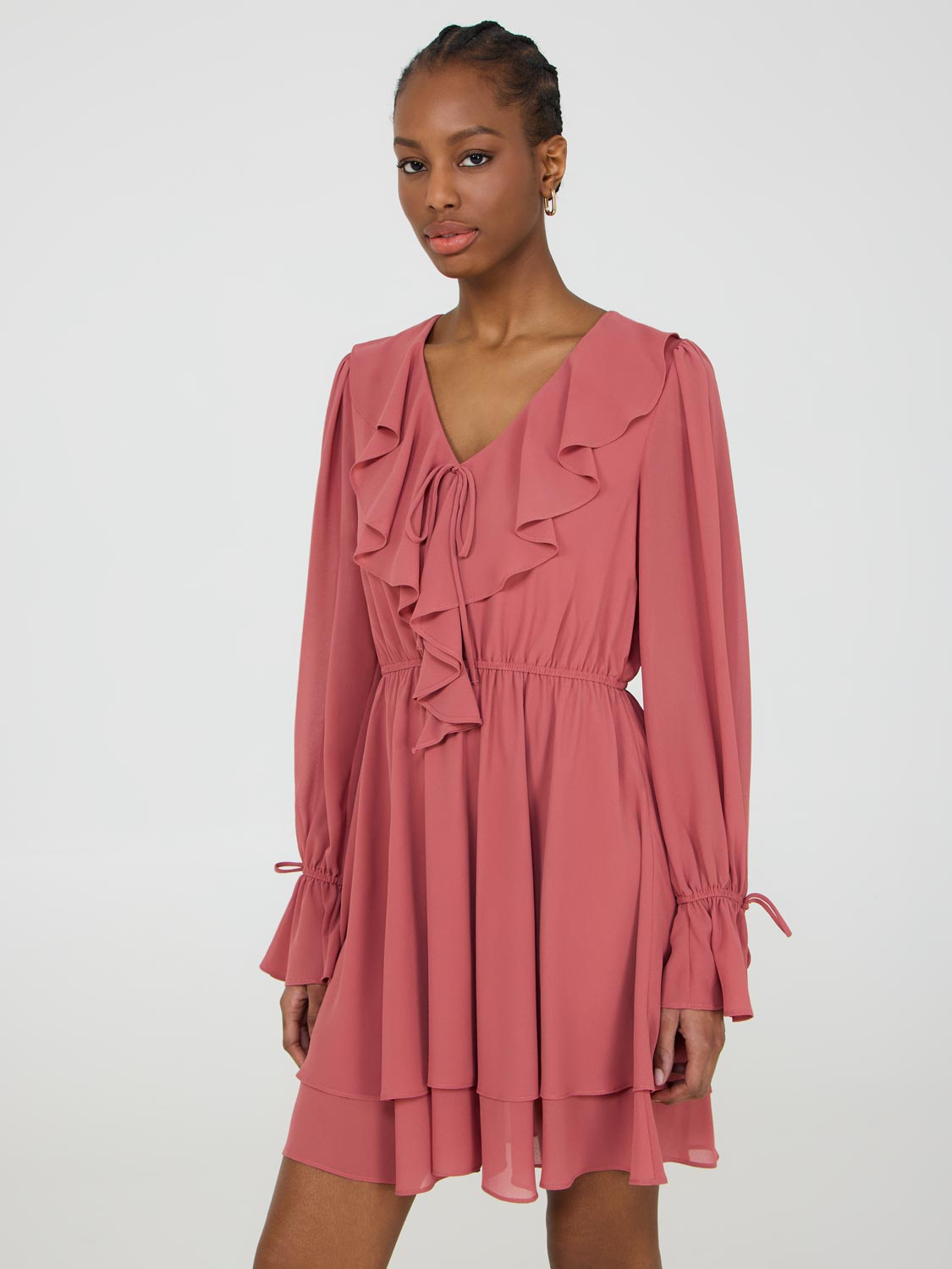 Mini-robe en mousseline à volants et col en V