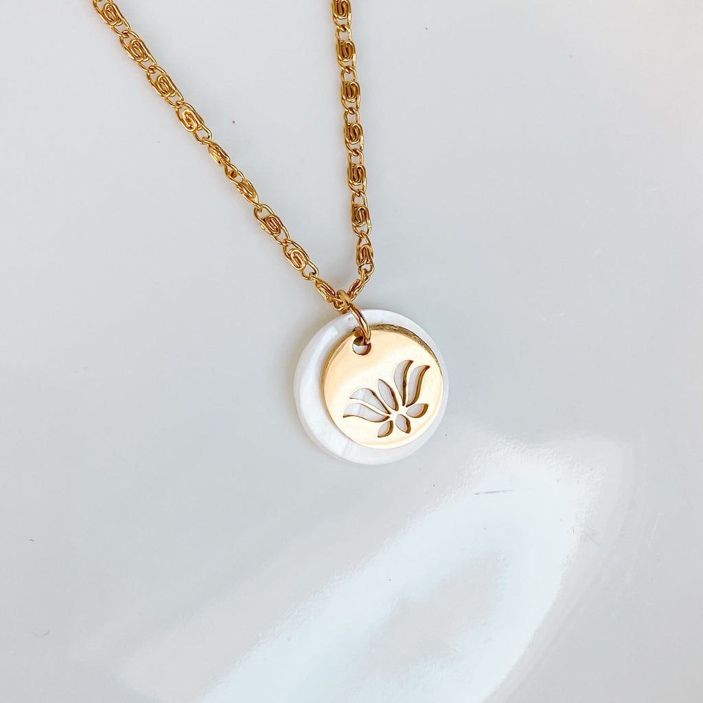 Collier doré en nacre et fleur de lotus | THÉTIS