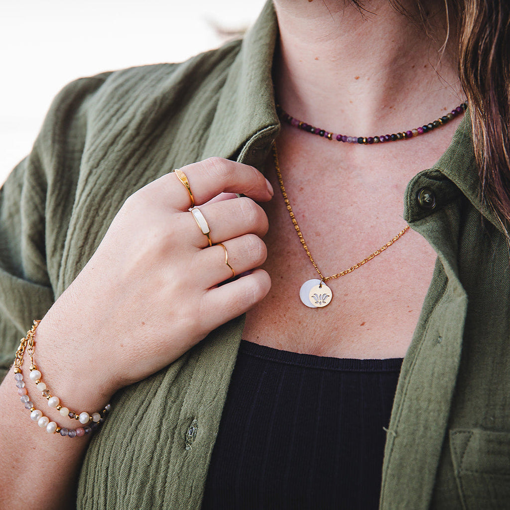 Collier doré en nacre et fleur de lotus | THÉTIS