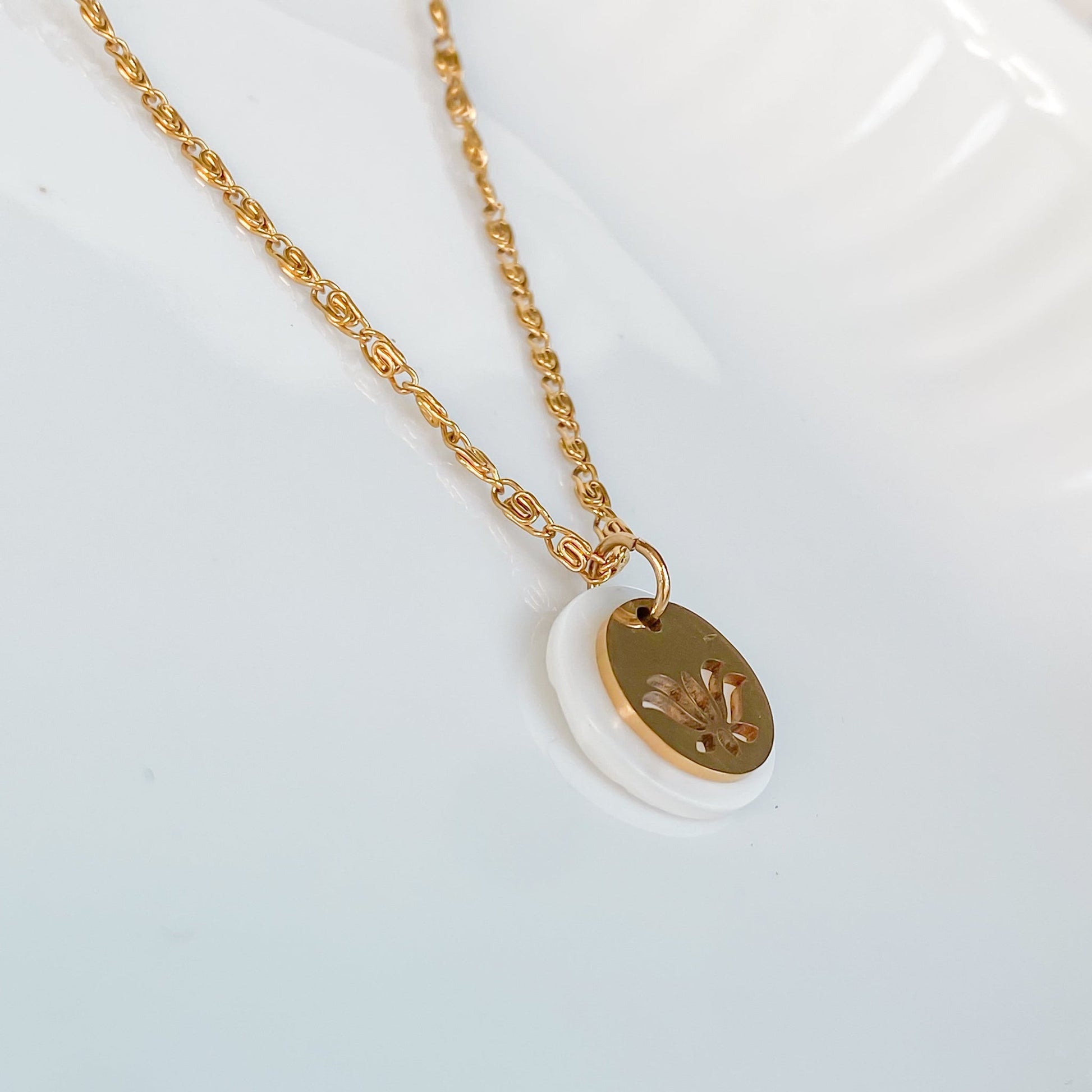 Collier doré en nacre et fleur de lotus | THÉTIS