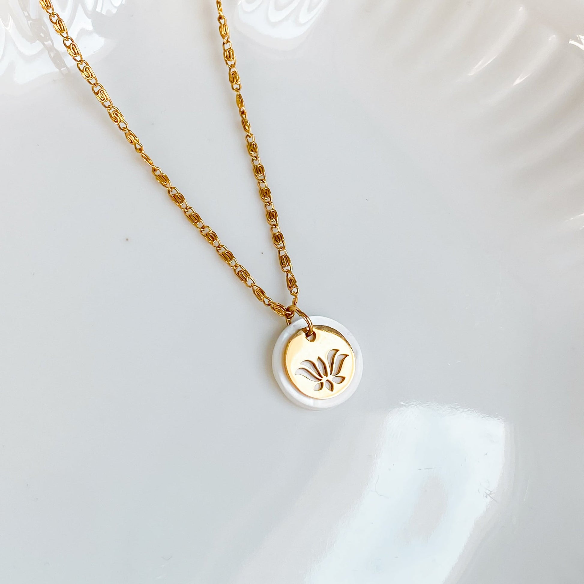 Collier doré en nacre et fleur de lotus | THÉTIS
