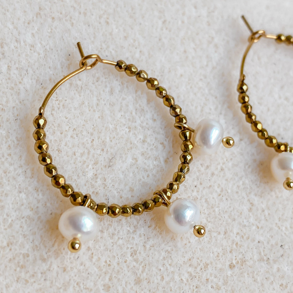 Boucles d'oreilles créoles dorées avec perles d'eau douce | AURÉA