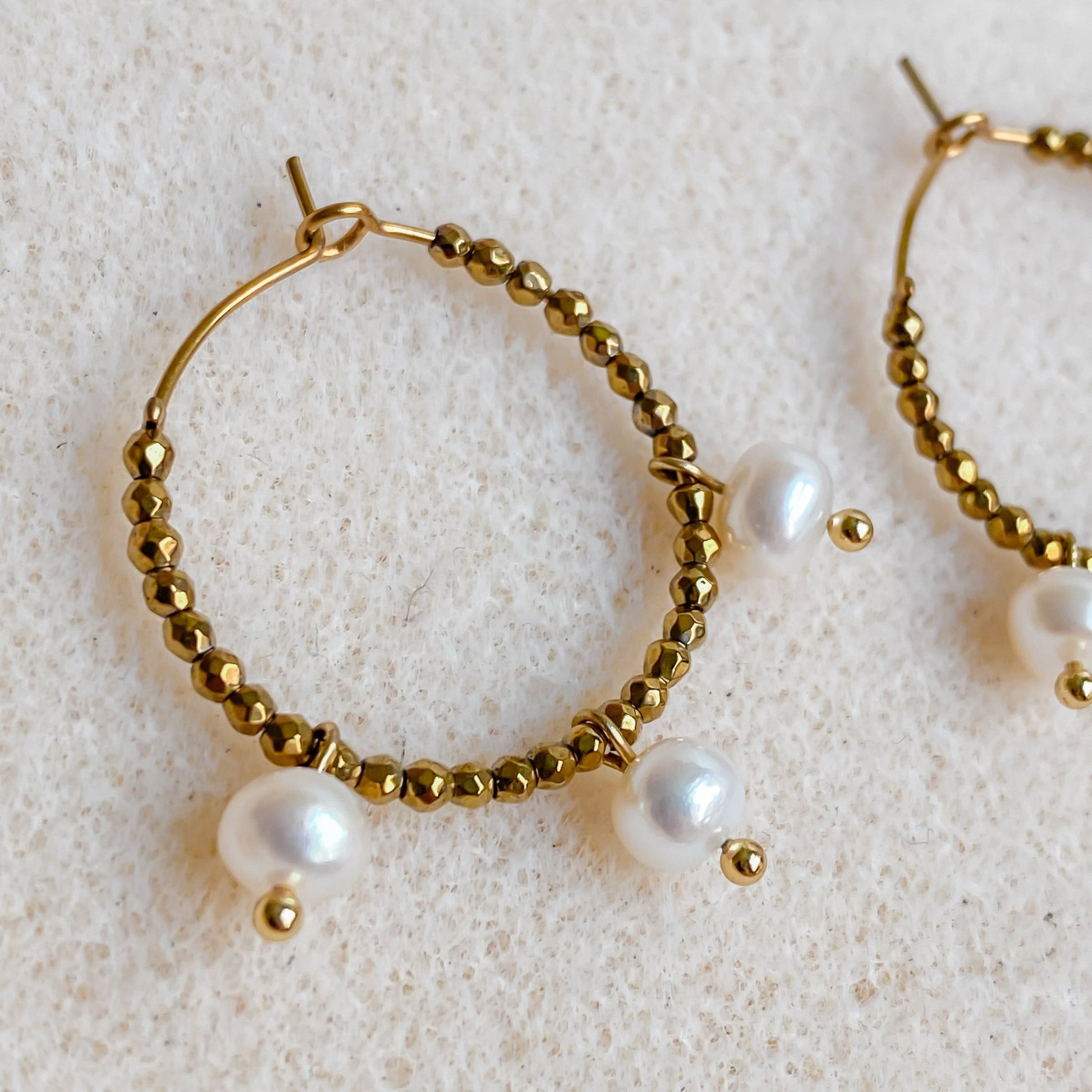 Boucles d'oreilles créoles dorées avec perles d'eau douce | AURÉA