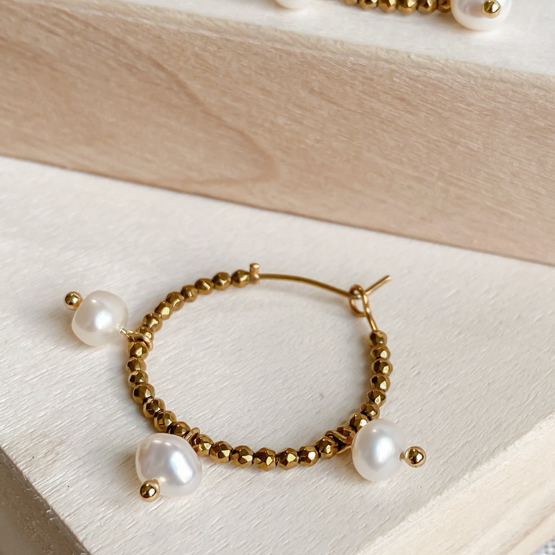 Boucles d'oreilles créoles dorées avec perles d'eau douce | AURÉA