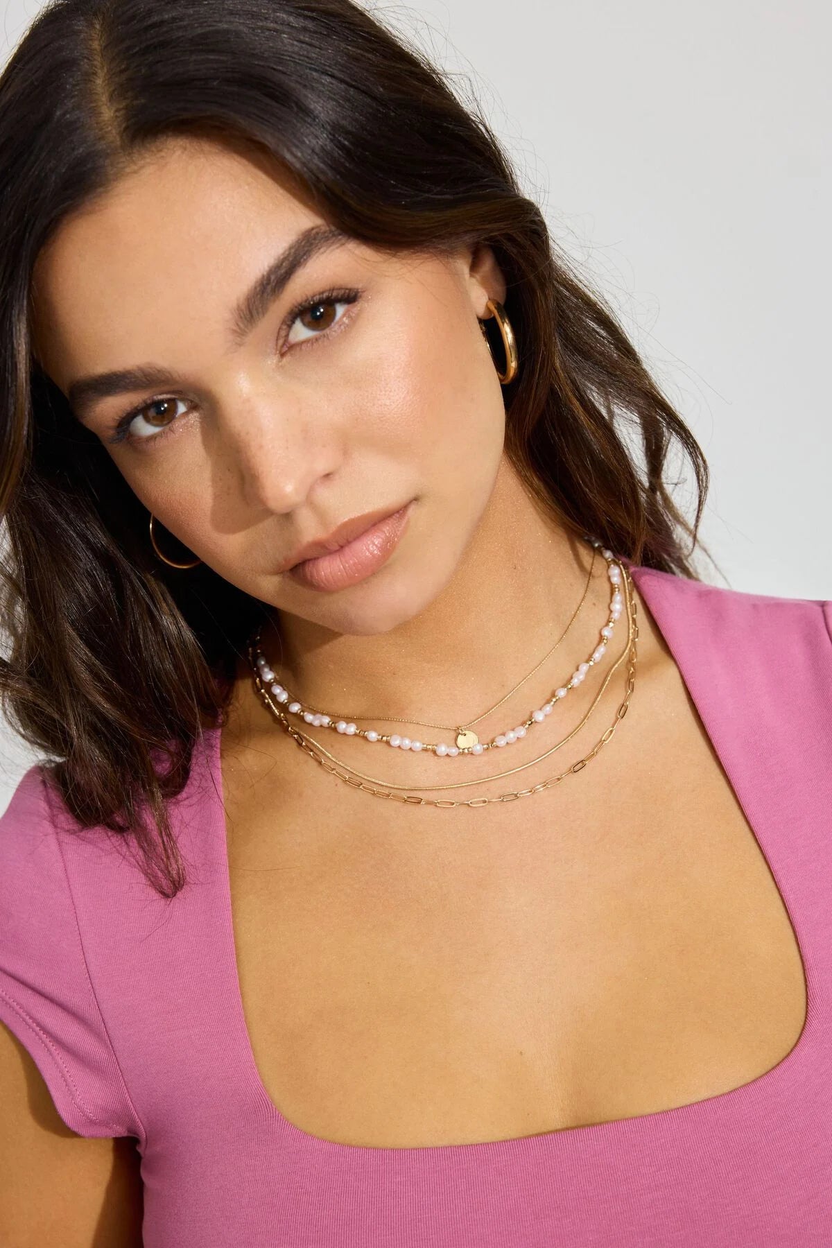 Ensemble de 4 colliers de perles et de mini médaillons