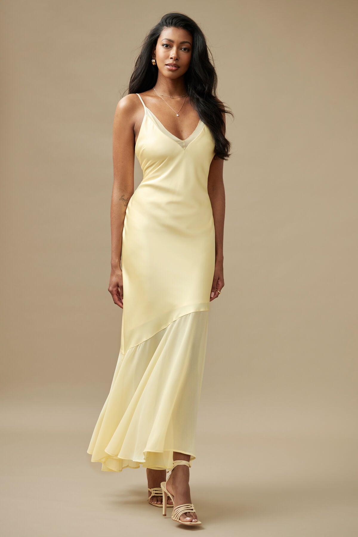 Robe longue asymétrique en satin