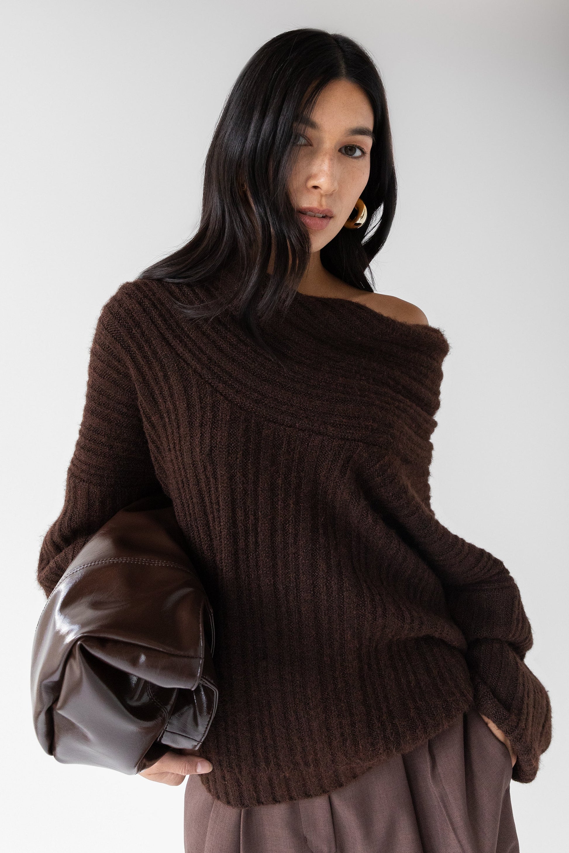 PULL OVERSIZE À ÉPAULES DÉNUDÉES