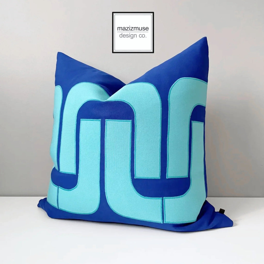 Housse de coussin d'extérieur Sunbrella de style moderne du milieu du siècle, bleu véritable et coussins Aruba