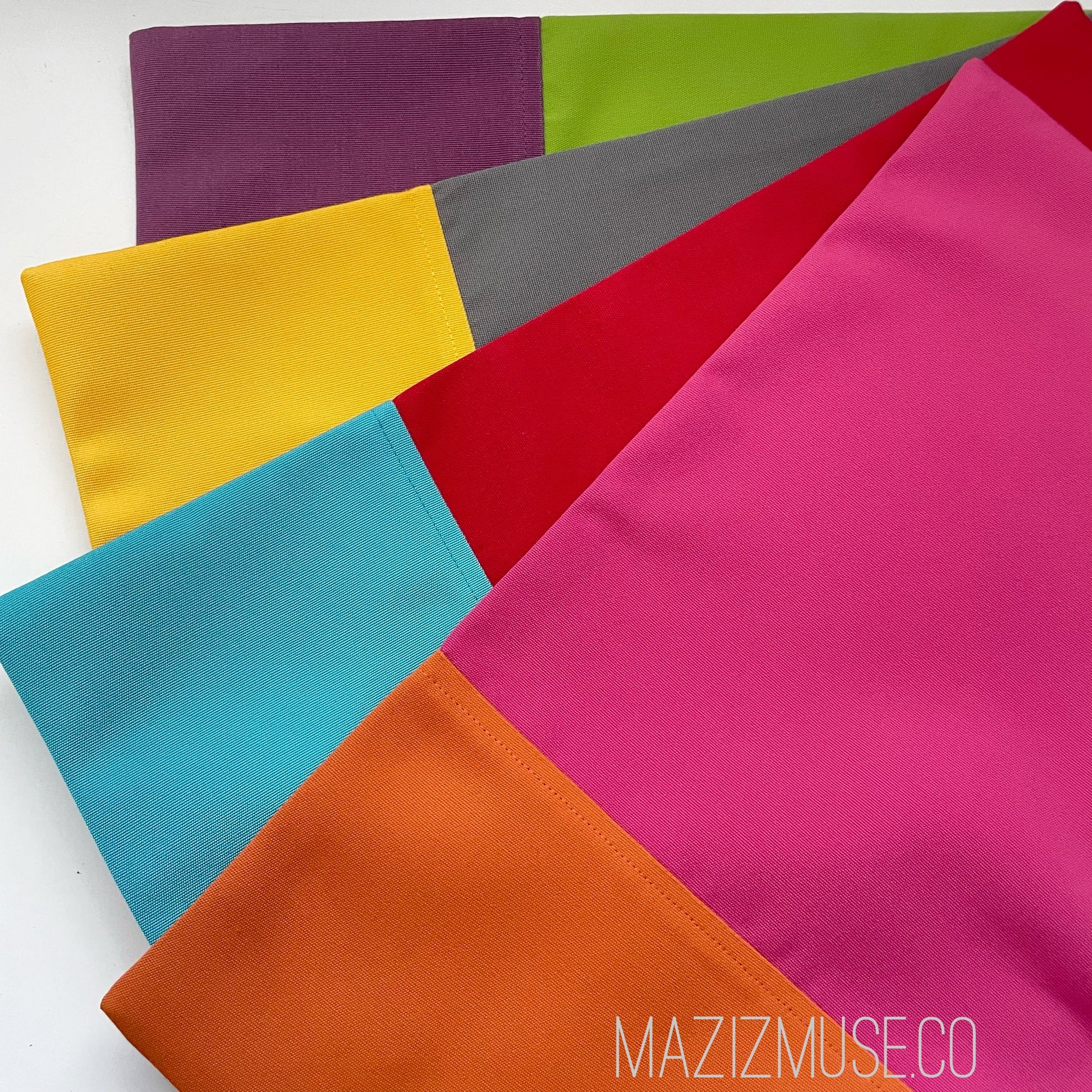 Housse de coussin d'extérieur moderne en Sunbrella® rose vif et orange, coussins color block
