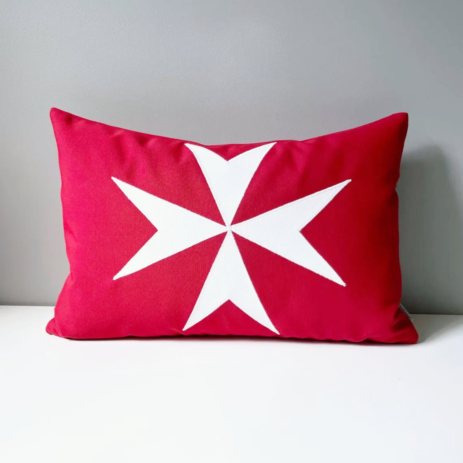 Housse de coussin d'extérieur Sunbrella® avec drapeau maltais et emblème civique de Malte 