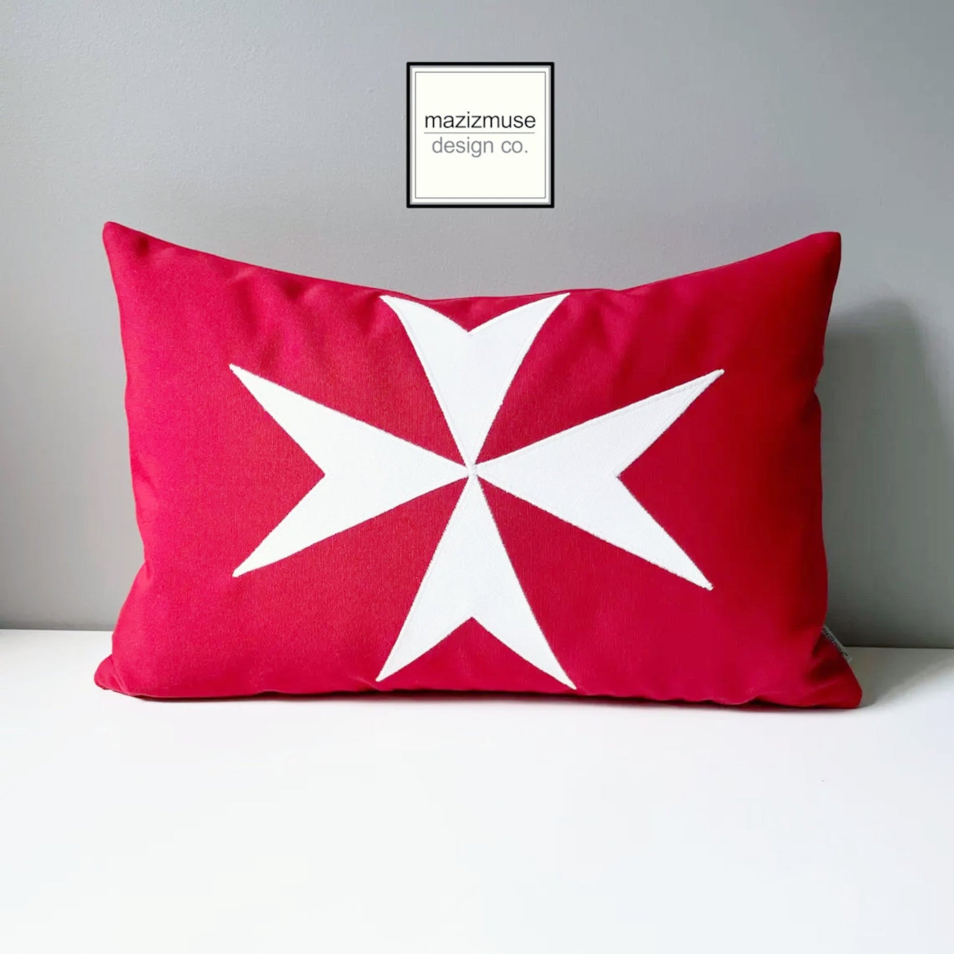 Housse de coussin d'extérieur Sunbrella® avec drapeau maltais et emblème civique de Malte 