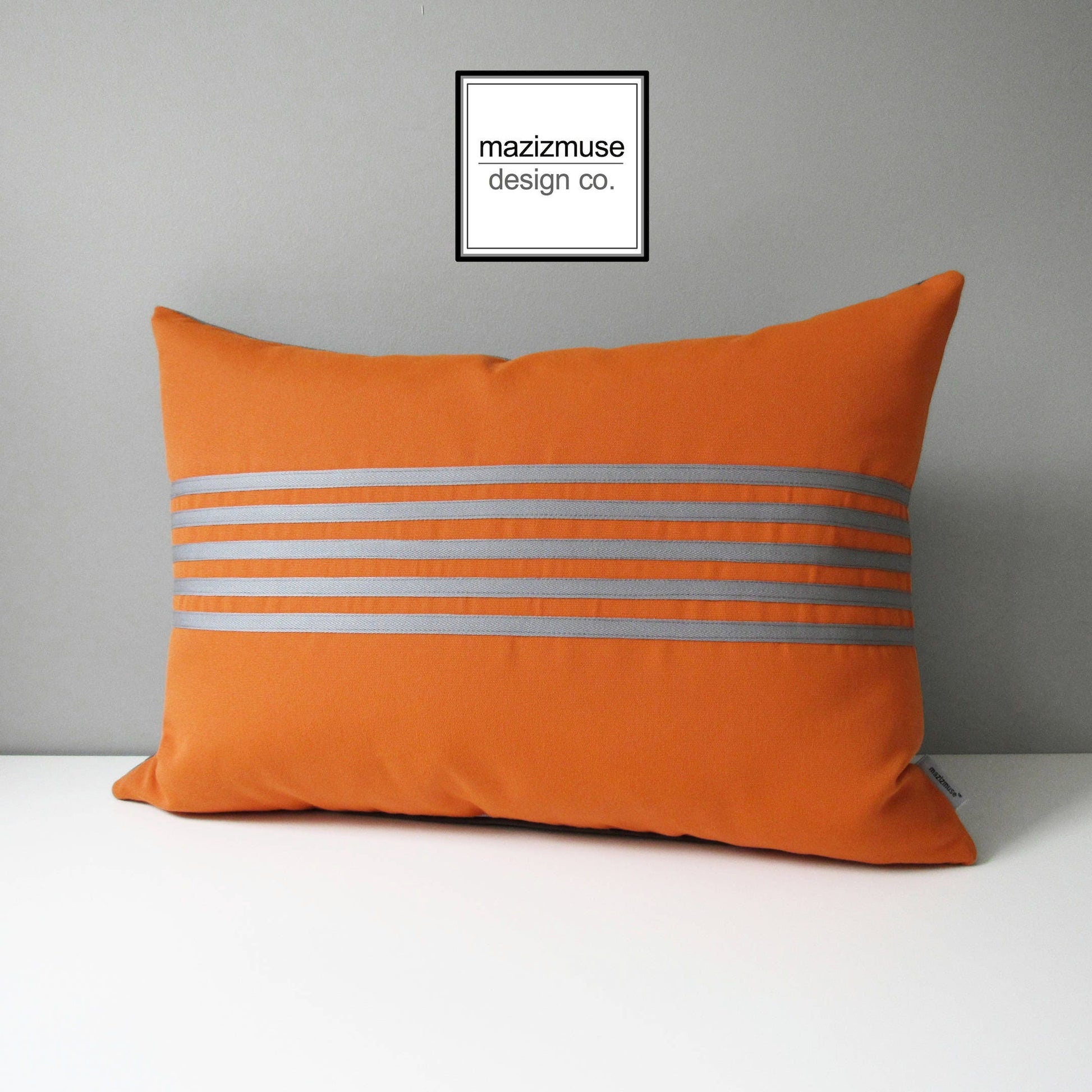 Housse de coussin d'extérieur en tissu Sunbrella® orange toscan à rayures grises, coussins rayés 