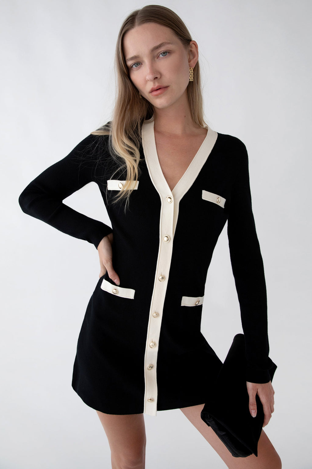 MINI-ROBE EN MAILLE À BORDURES CONTRASTÉES ET BOUTONNÉES SUR LE DEVANT