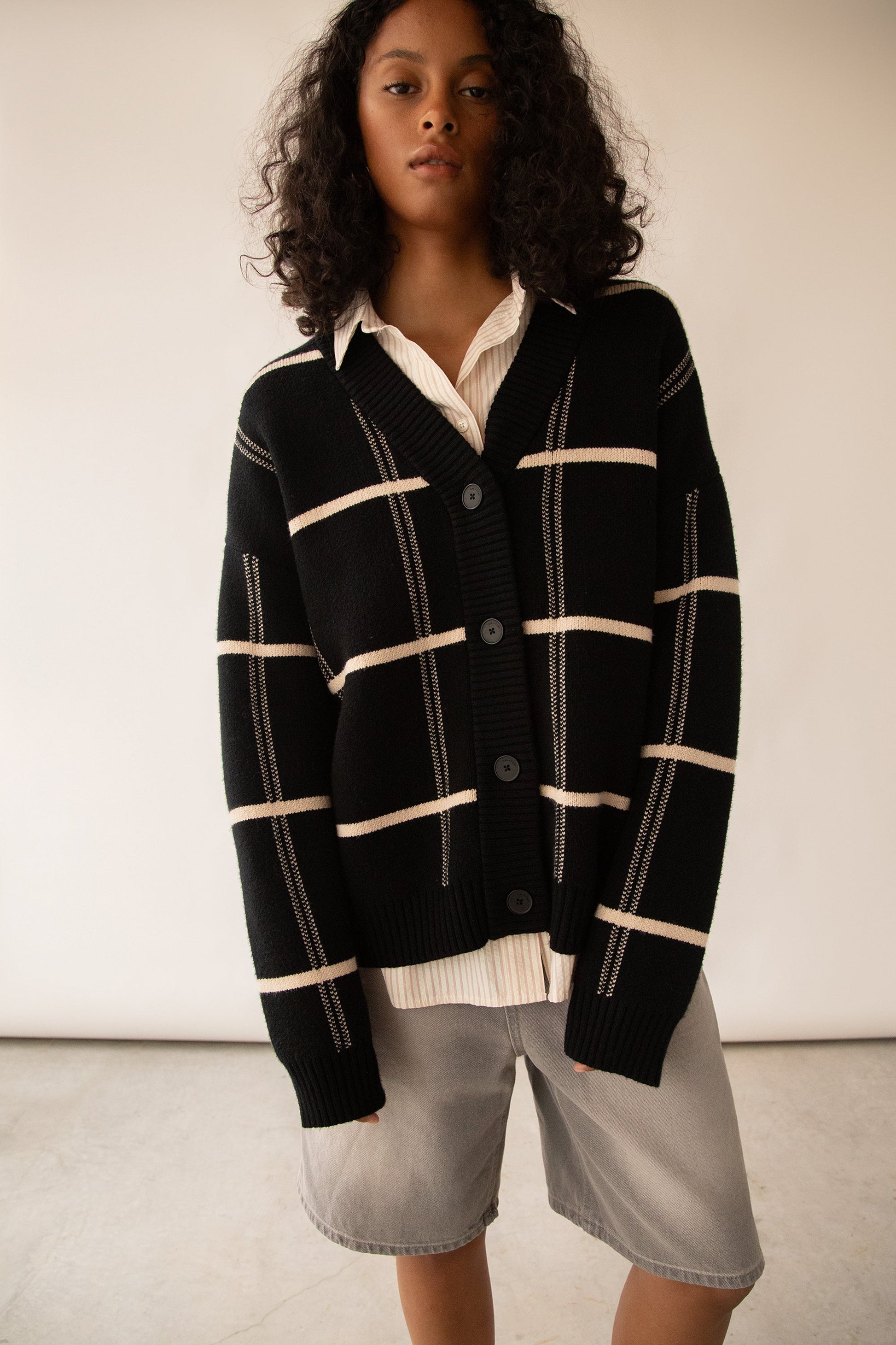 CARDIGAN SURDIMENSIONNÉ À BOUTONNAGE SUR LE DEVANT