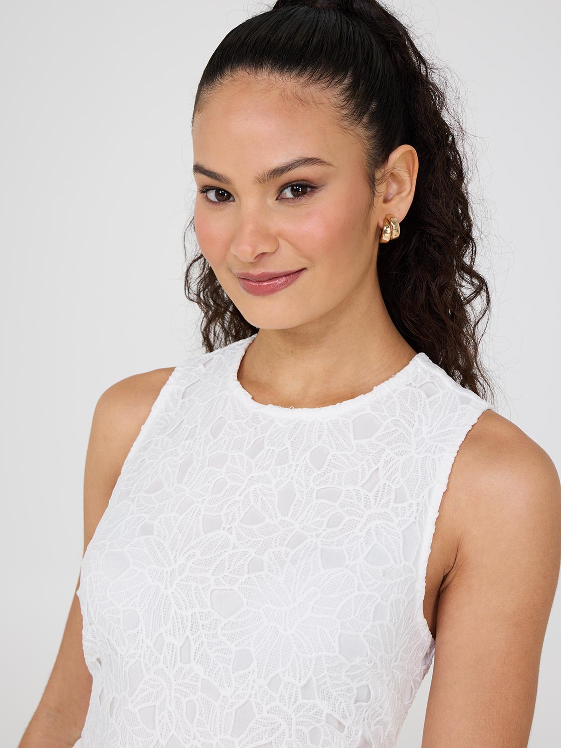 Robe fourreau en dentelle sans manches