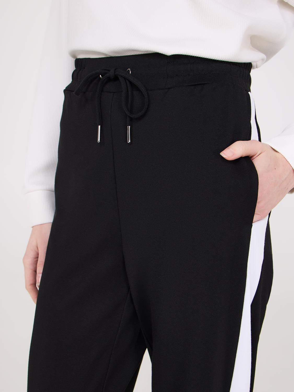 Pantalon large à bandes latérales contrastées