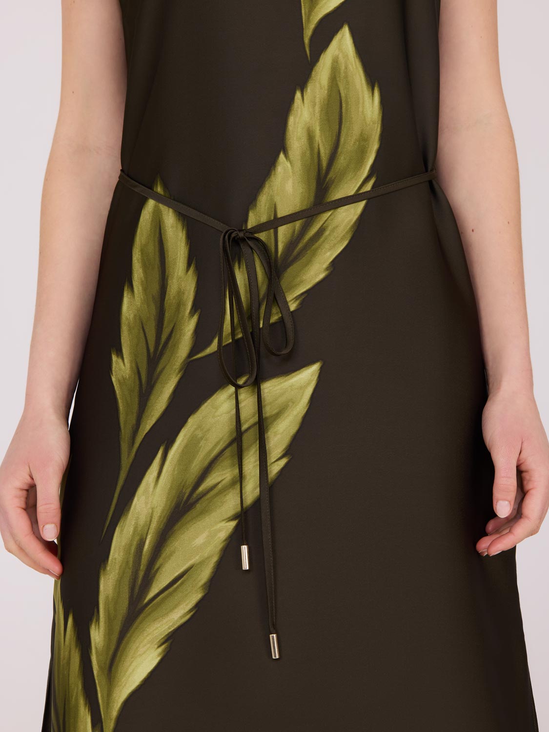 Robe midi imprimée sans manches en satin