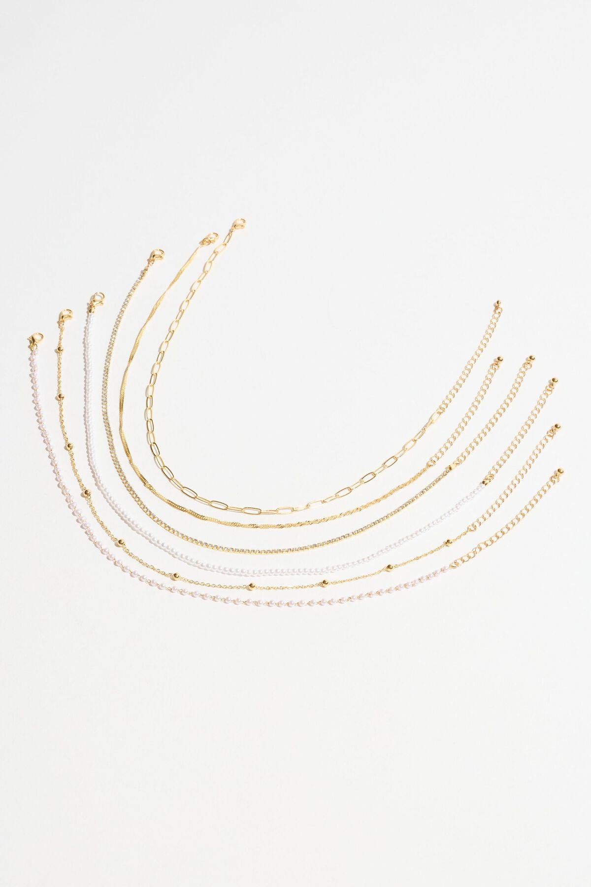 Collier ras du cou en pierres précieuses et perles superposées
