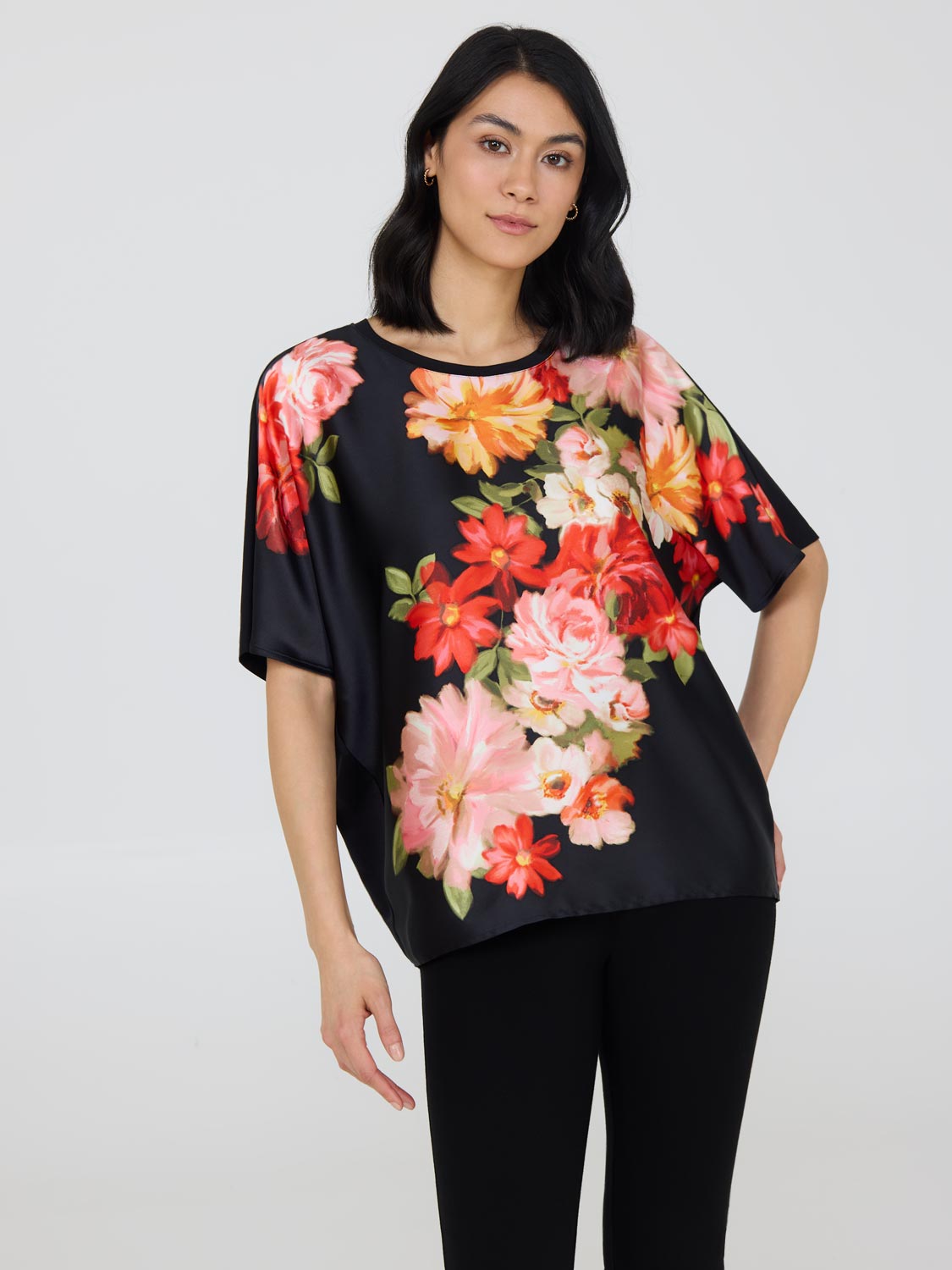 Haut fleuri en satin à manches courtes dolman