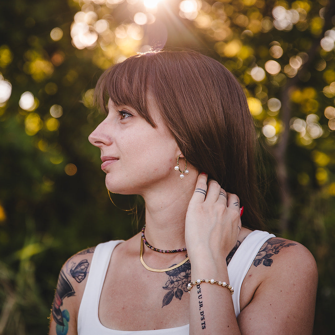Boucles d'oreilles créoles dorées avec perles d'eau douce | AURÉA