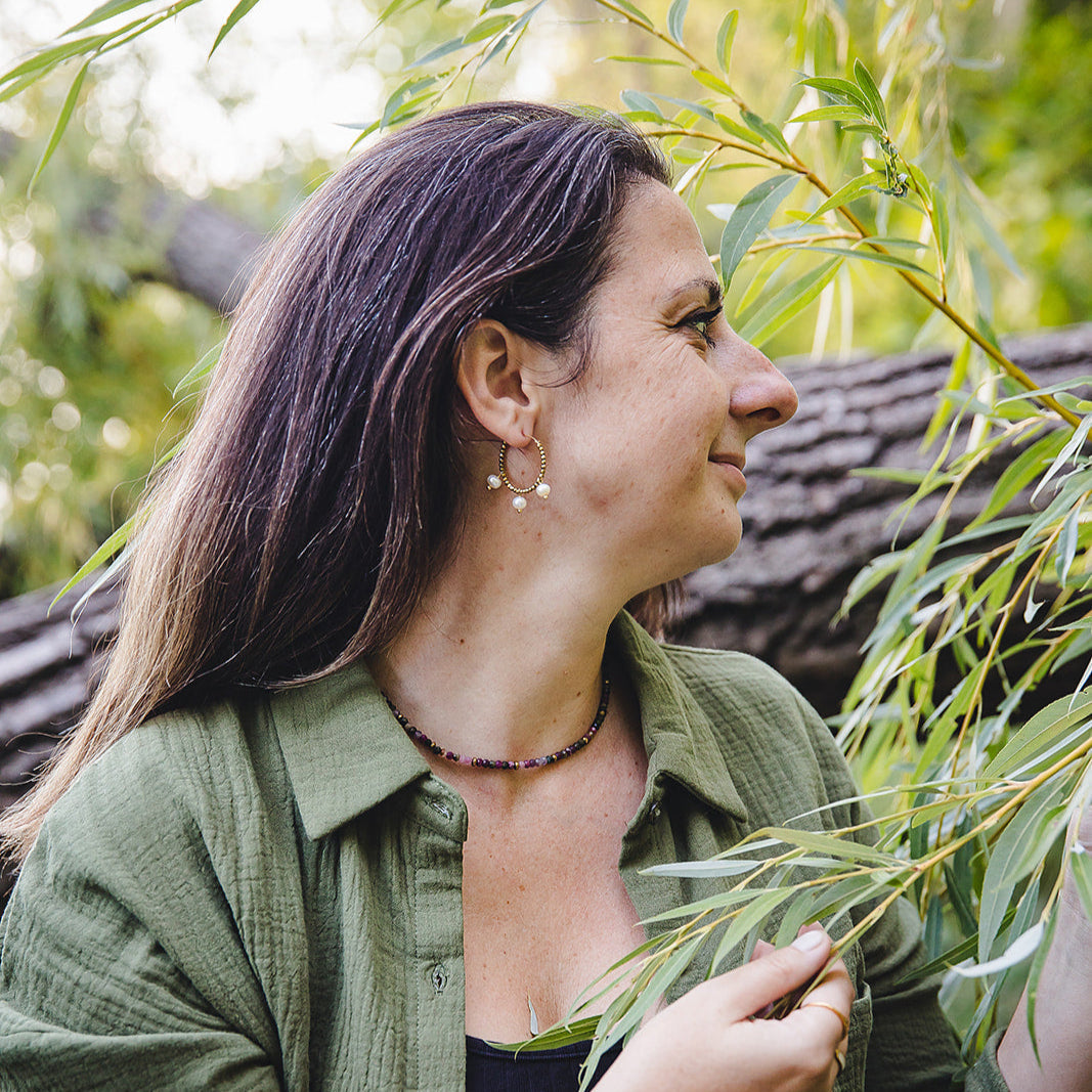 Boucles d'oreilles créoles dorées avec perles d'eau douce | AURÉA