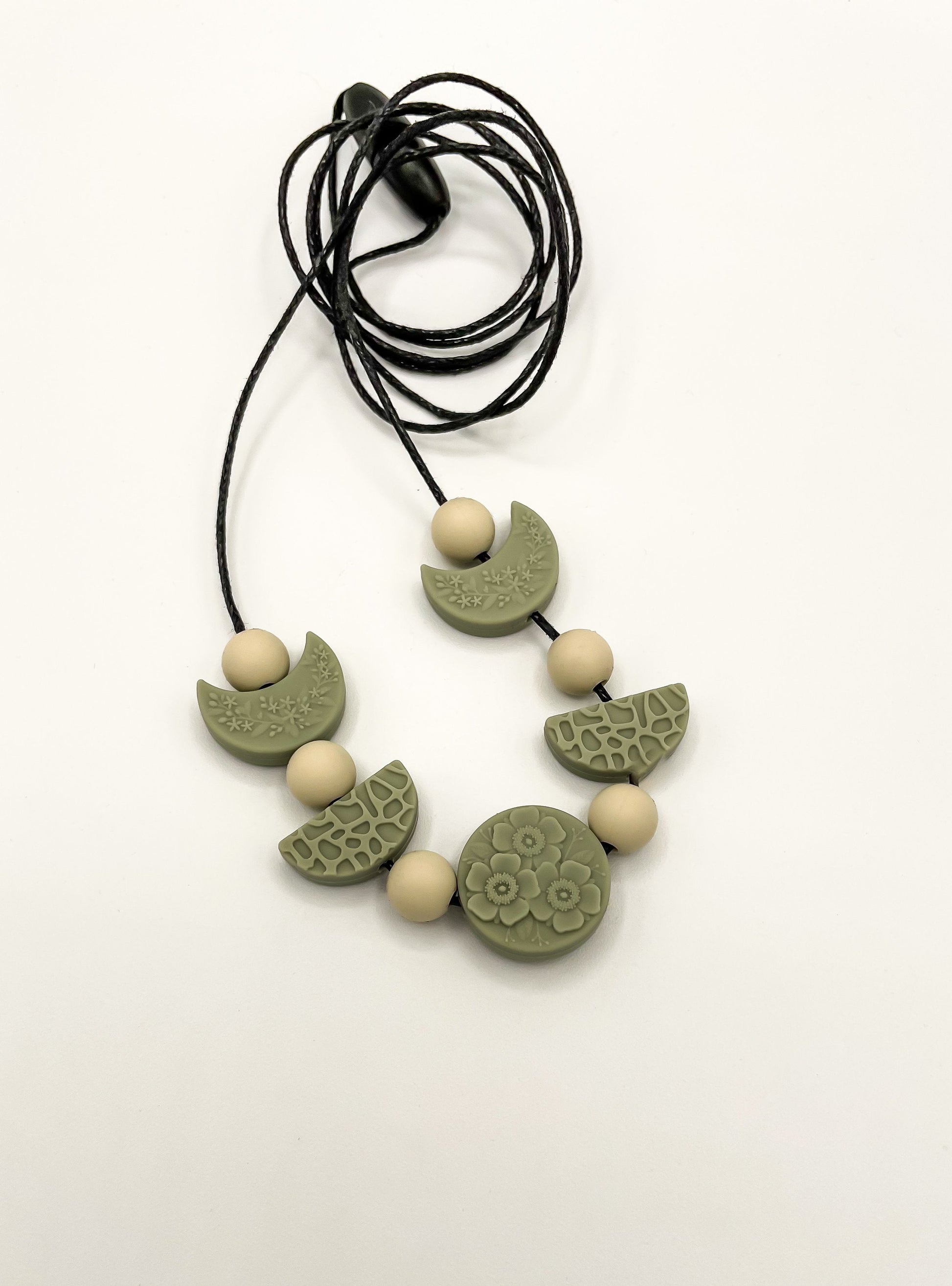 Collier à mâcher floral phase de lune, accessoire sensoriel pour l'autorégulation