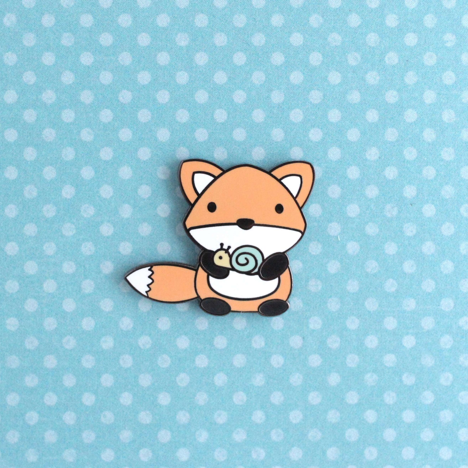 Broche en émail Renard et escargot (variante orange) - Joli cadeau renard