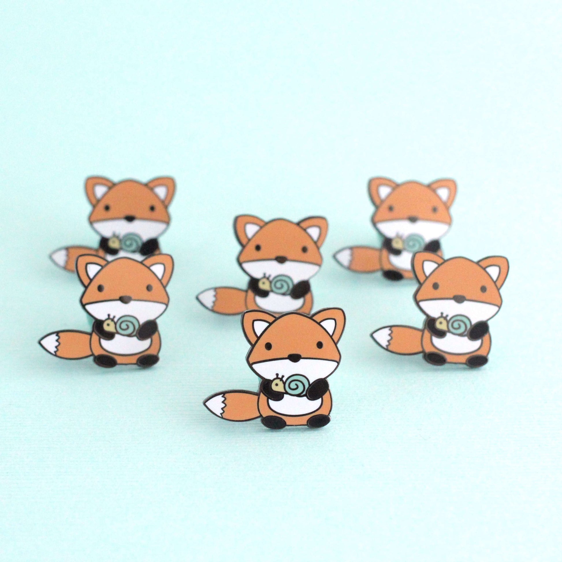 Broche en émail Renard et escargot (variante orange) - Joli cadeau renard
