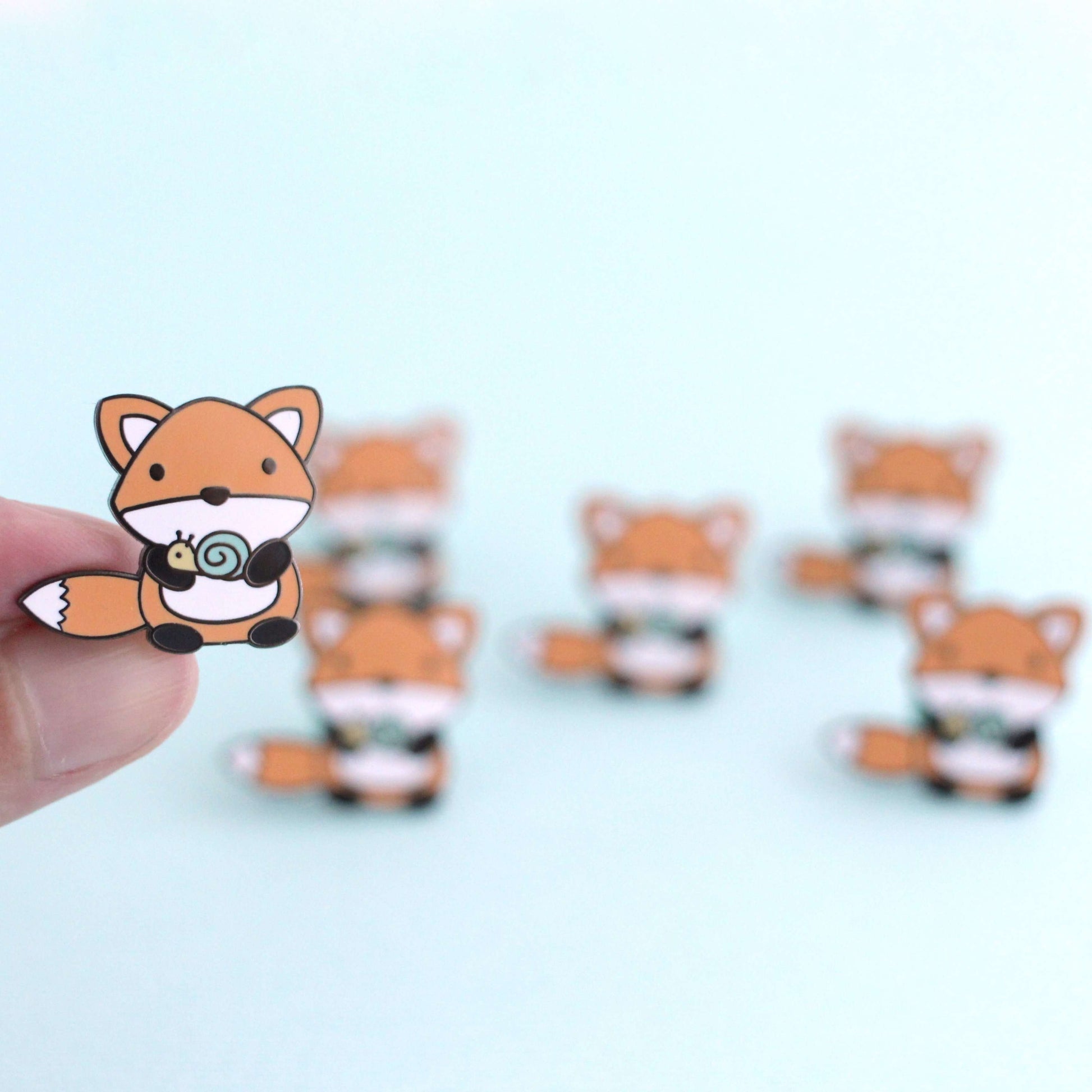 Broche en émail Renard et escargot (variante orange) - Joli cadeau renard