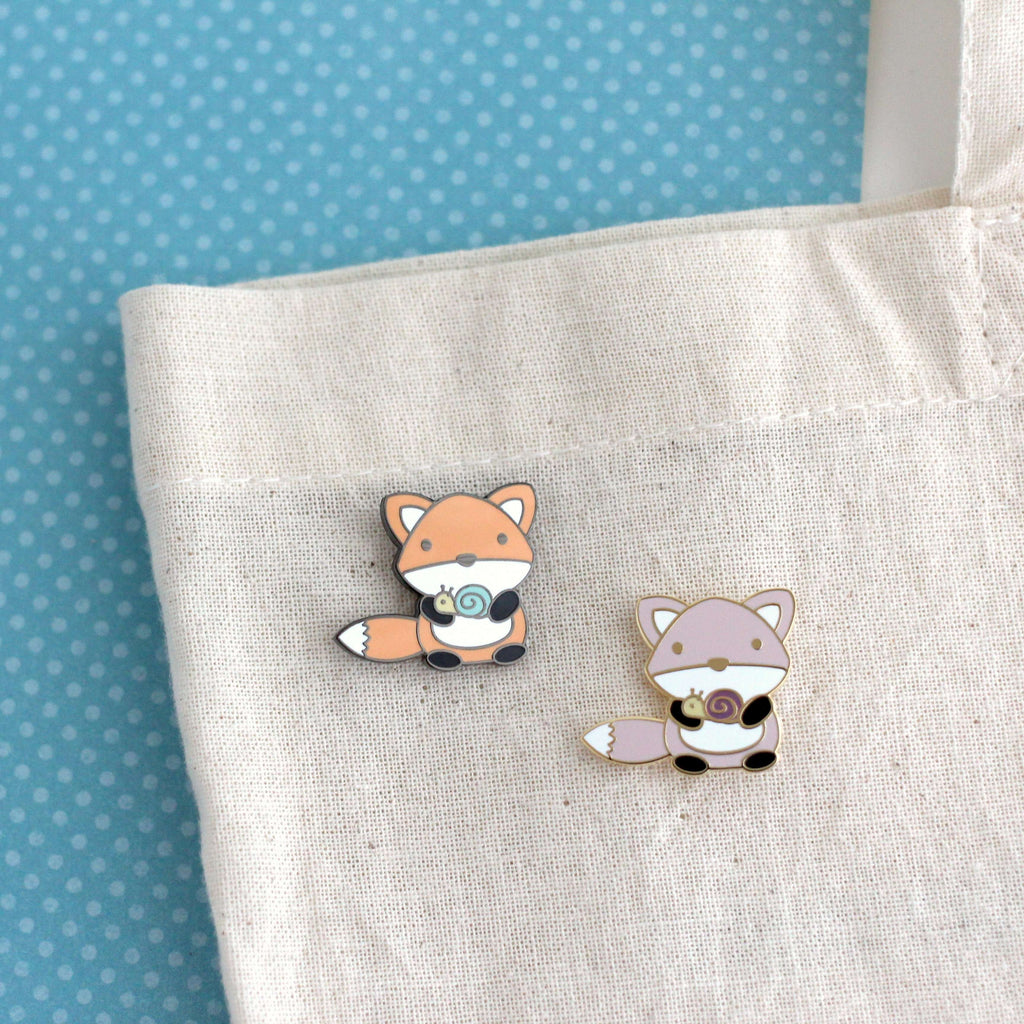 Broche en émail Renard et escargot (variante orange) - Joli cadeau renard