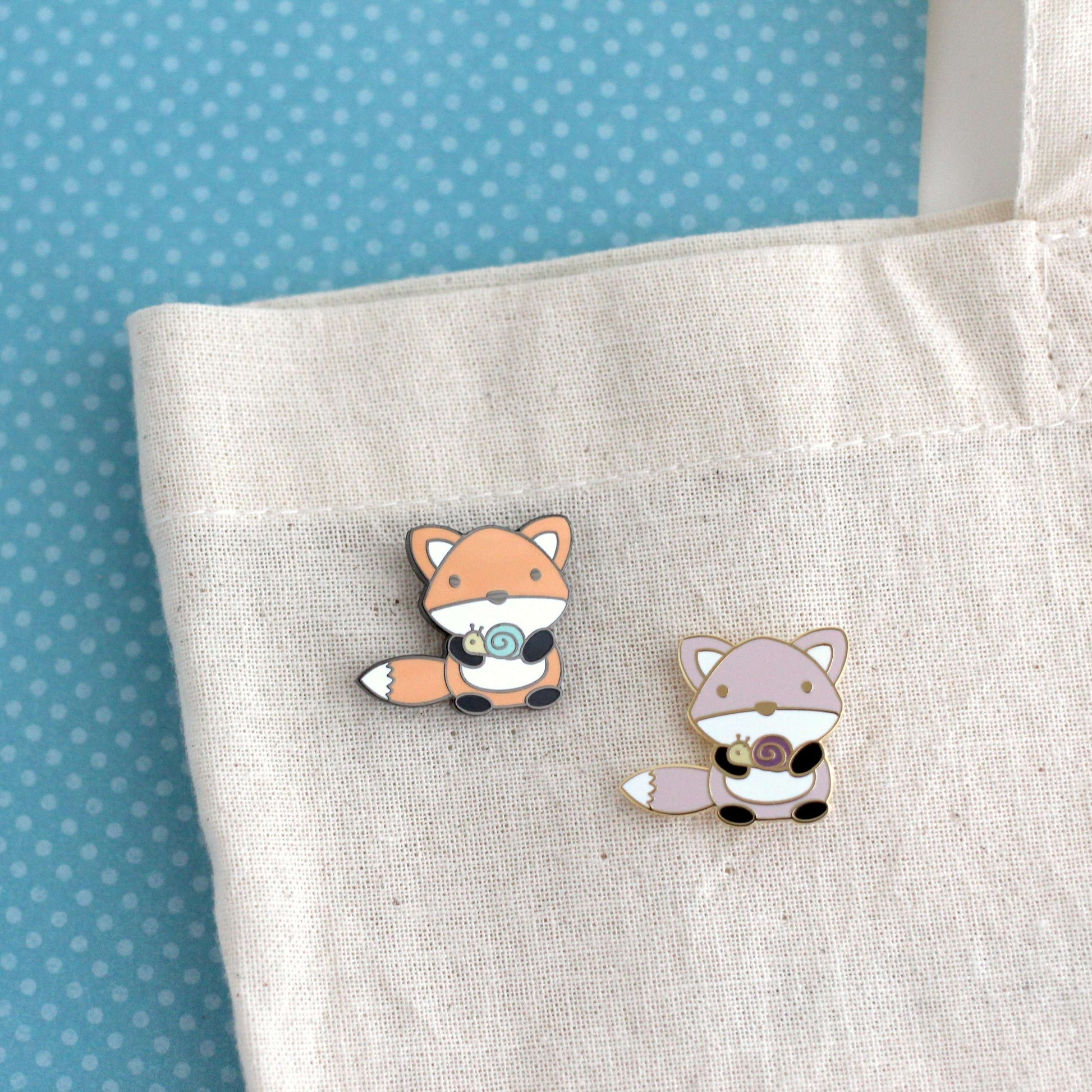Broche en émail Renard et escargot (variante orange) - Joli cadeau renard
