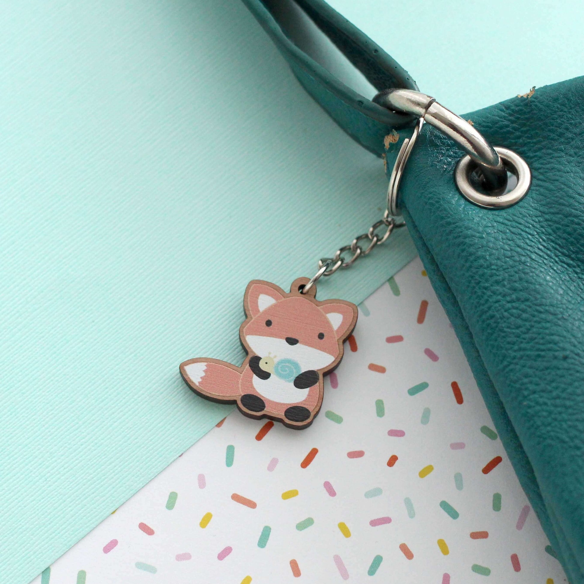 Porte-clés en bois Renard avec escargot - Charmant porte-bonheur en bois - Cadeau écologique