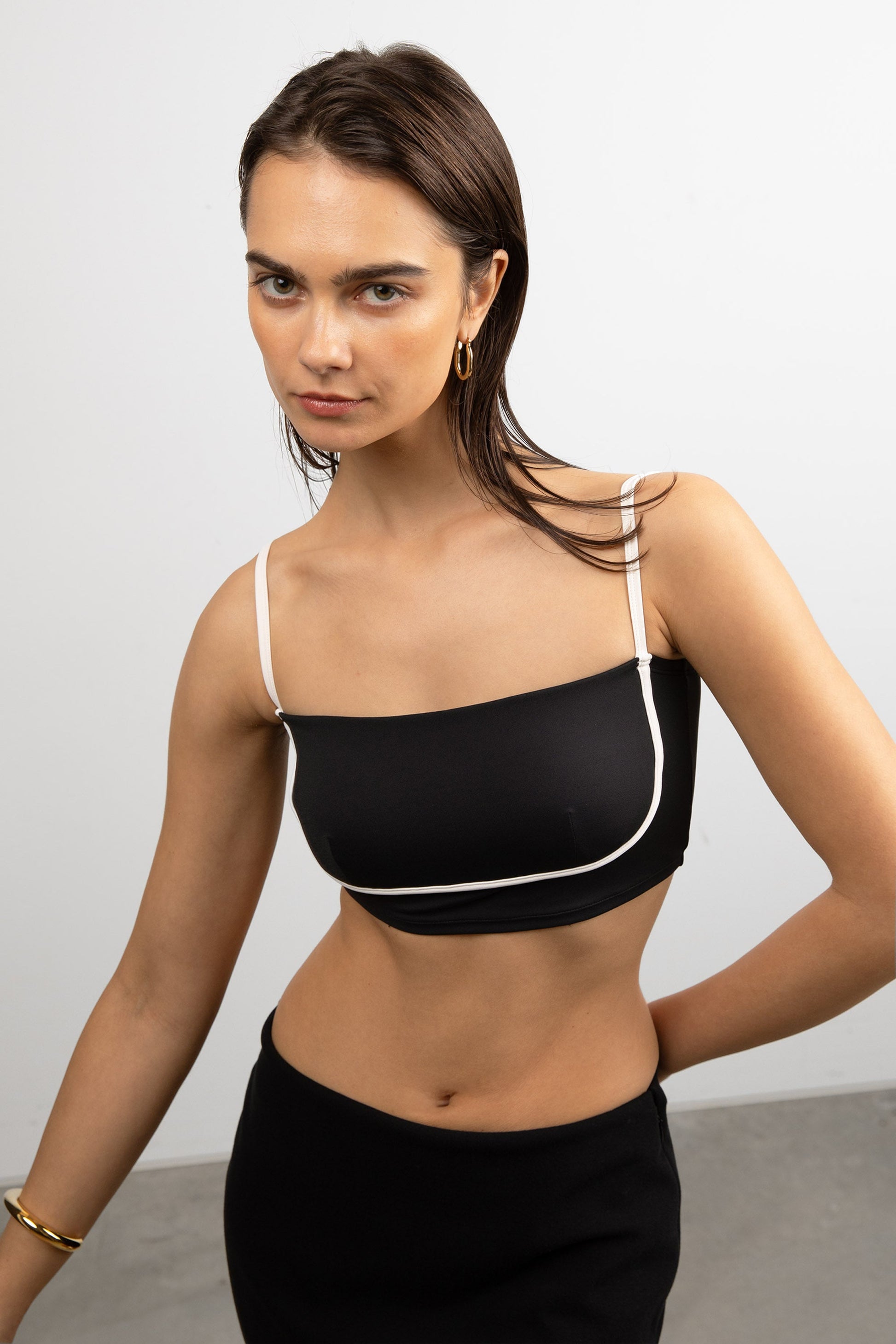 HAUT DE BIKINI À DÉTAILS CONTRASTÉS
