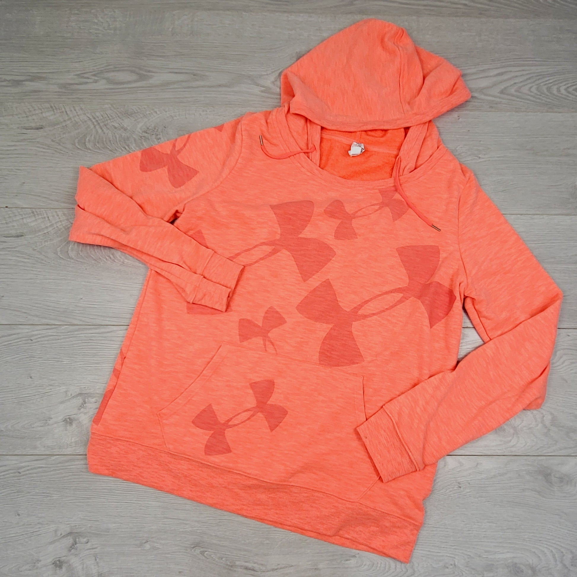 SDAN11 - Sweat à capuche corail vif Under Armour. Taille L.