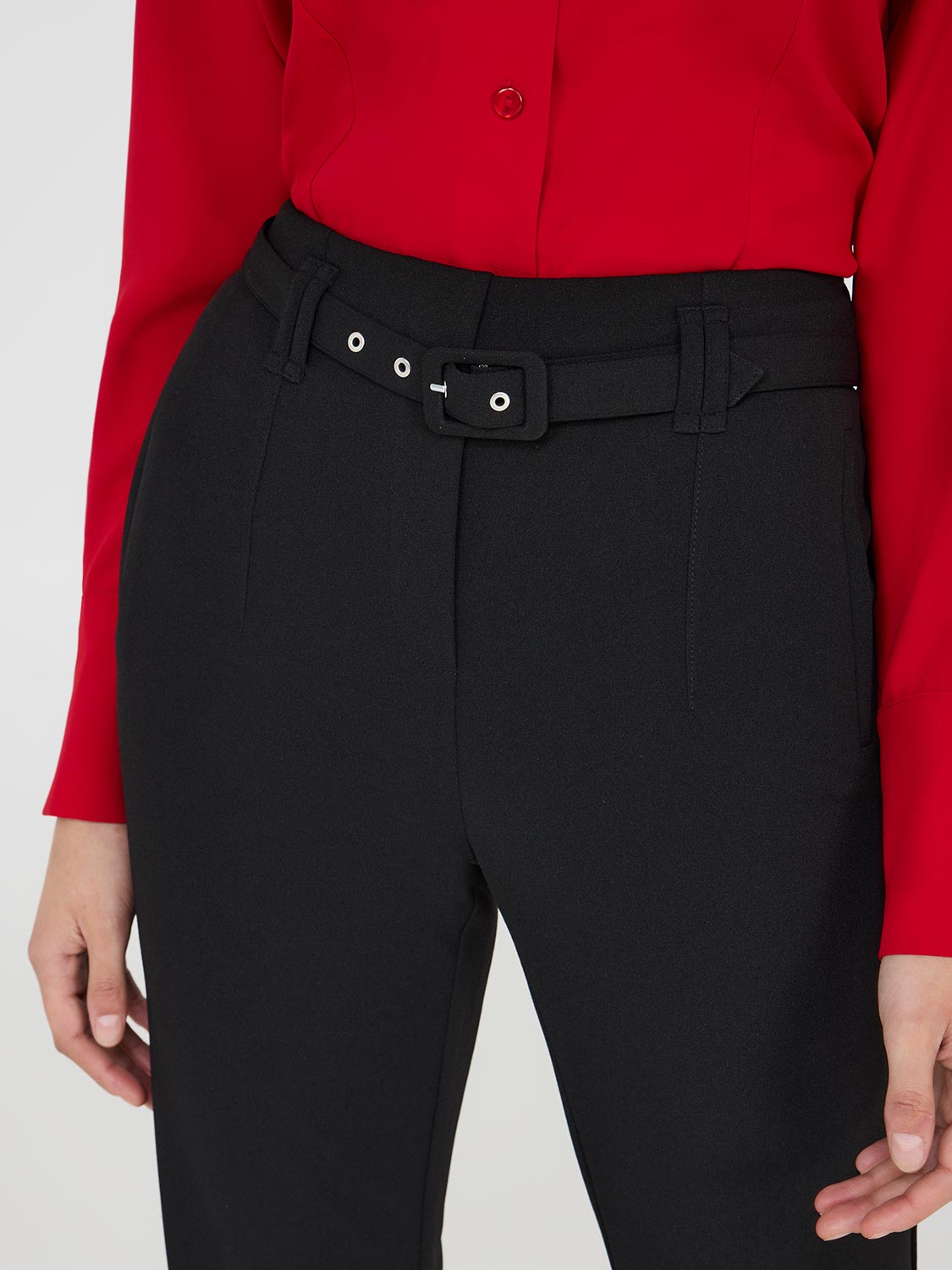 Pantalon en crêpe ceinturé
