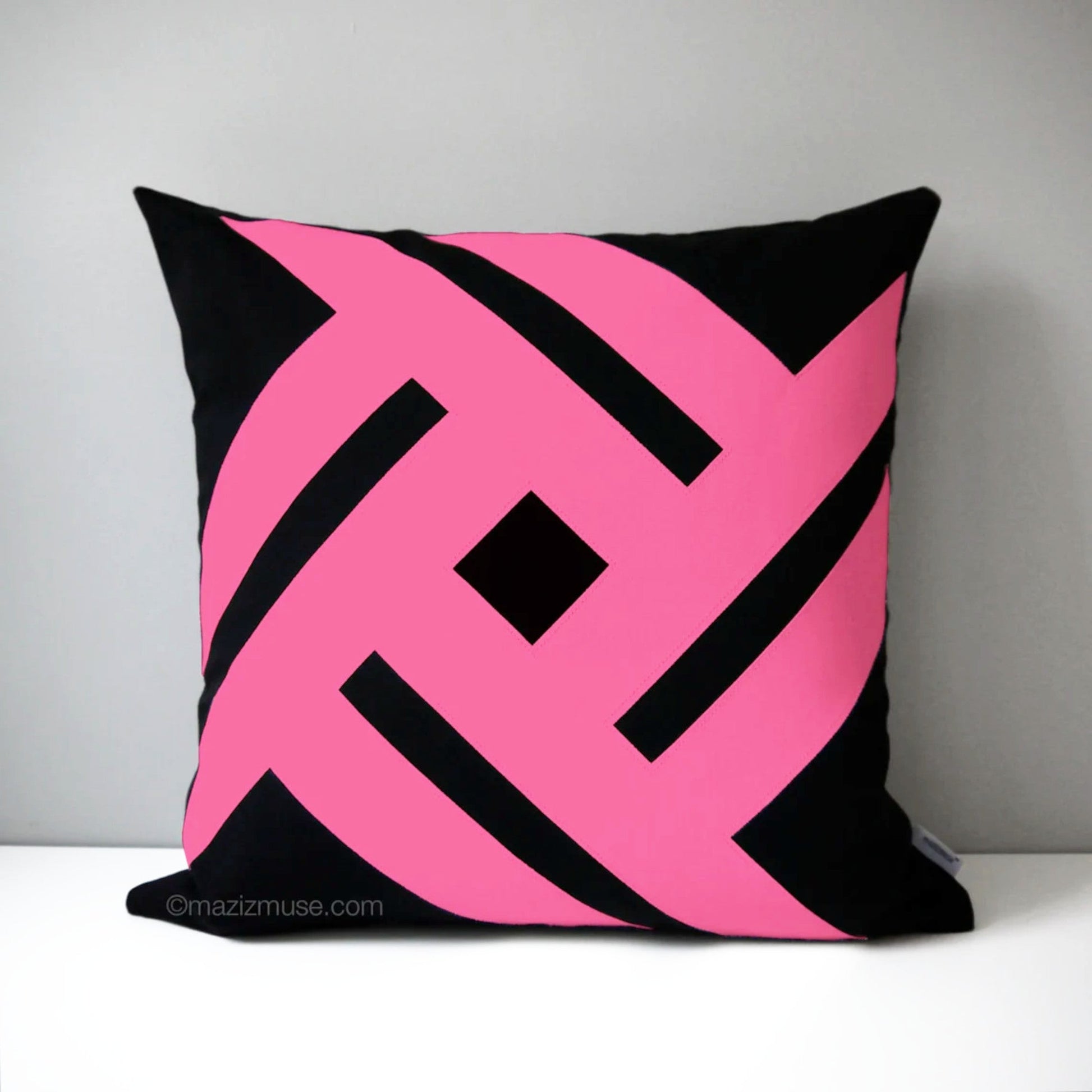 Housse de coussin d'extérieur Sunbrella® noire et rose vif, motif géométrique moderne