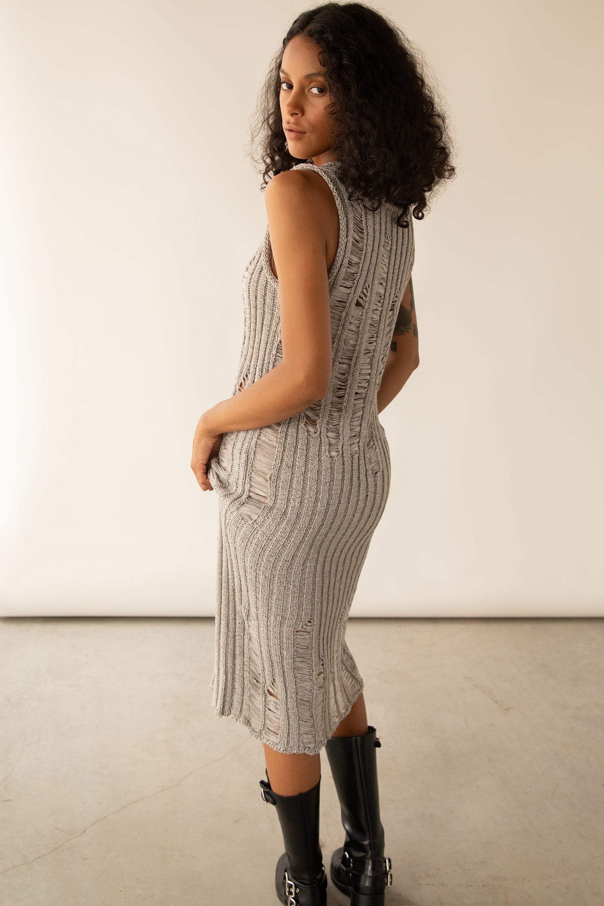 ROBE MIDI SANS MANCHES EN MAILLE CÔTELÉE À L'EFFET USÉ