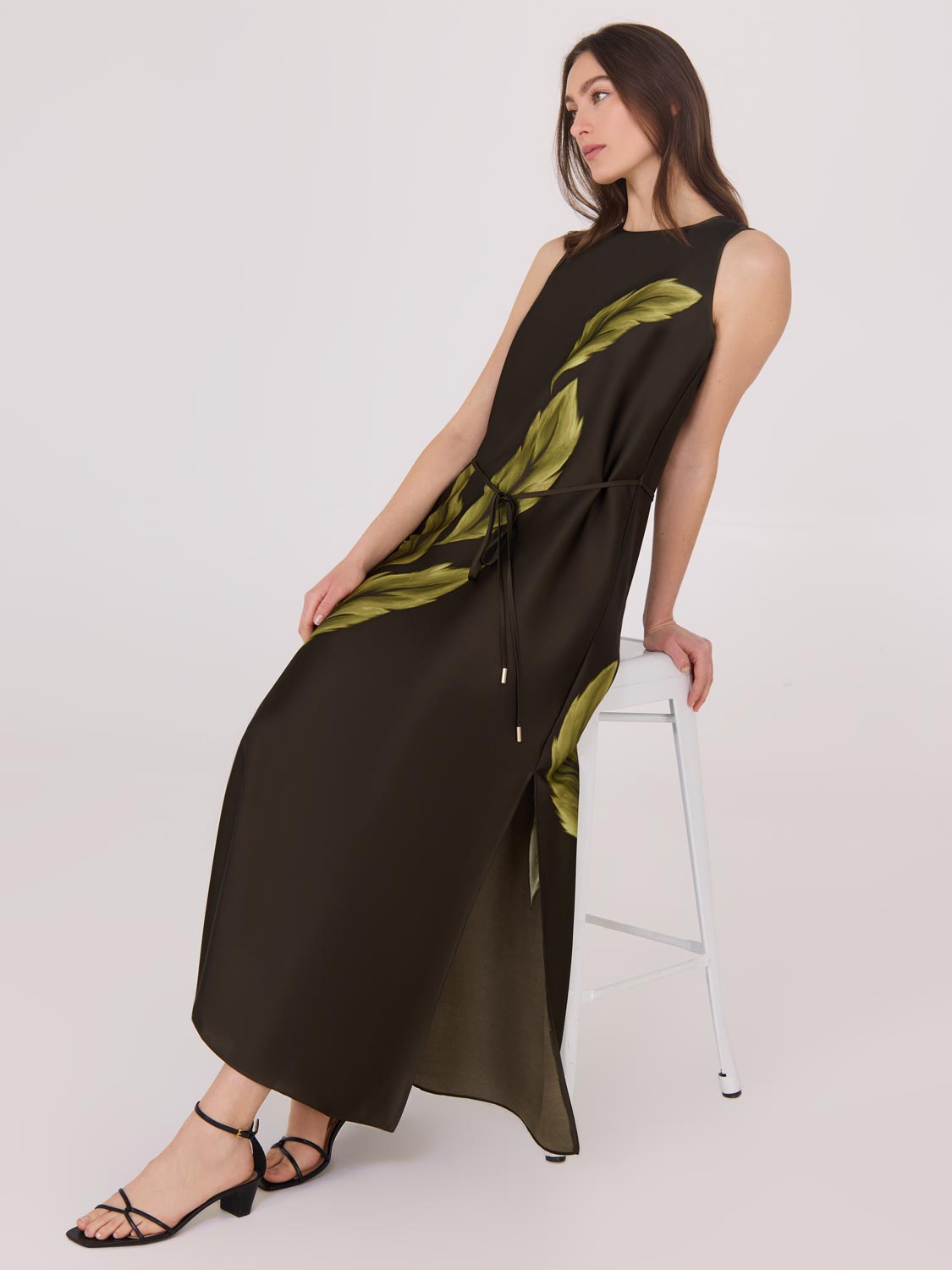 Robe midi imprimée sans manches en satin