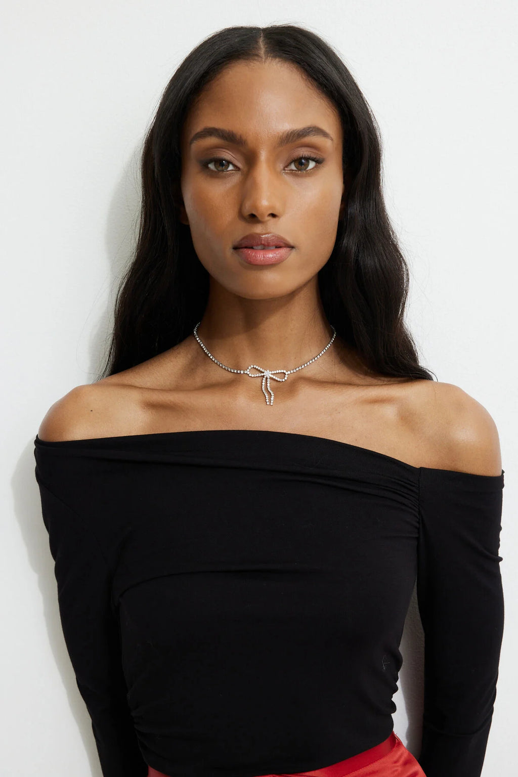 Collier ras du cou délicat avec nœud en pierres précieuses