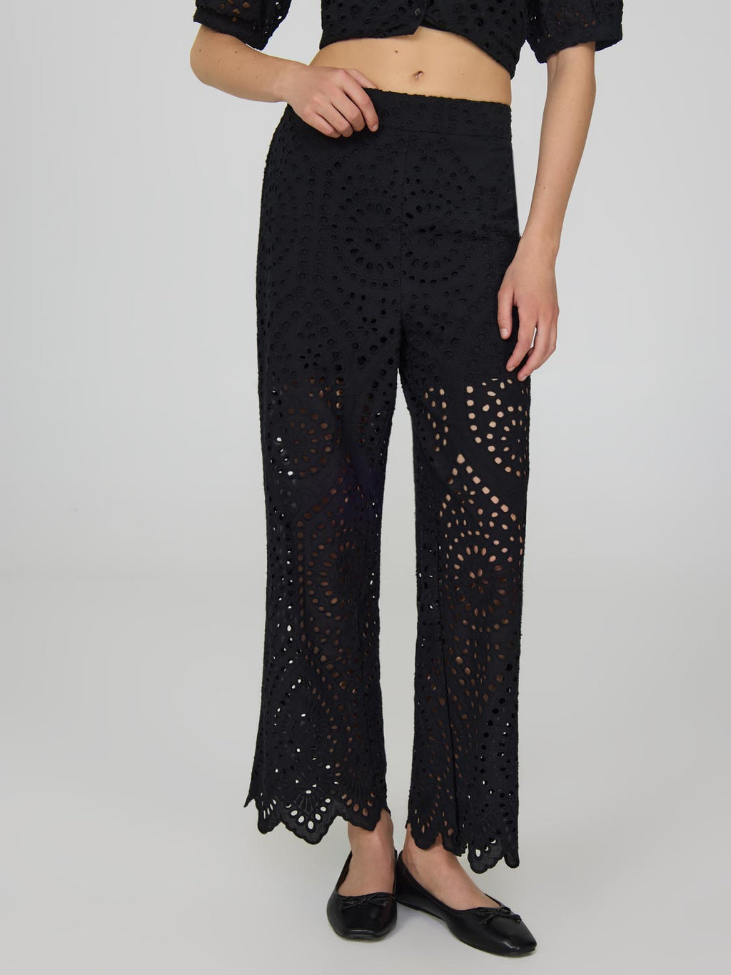 Pantalon court à œillets
