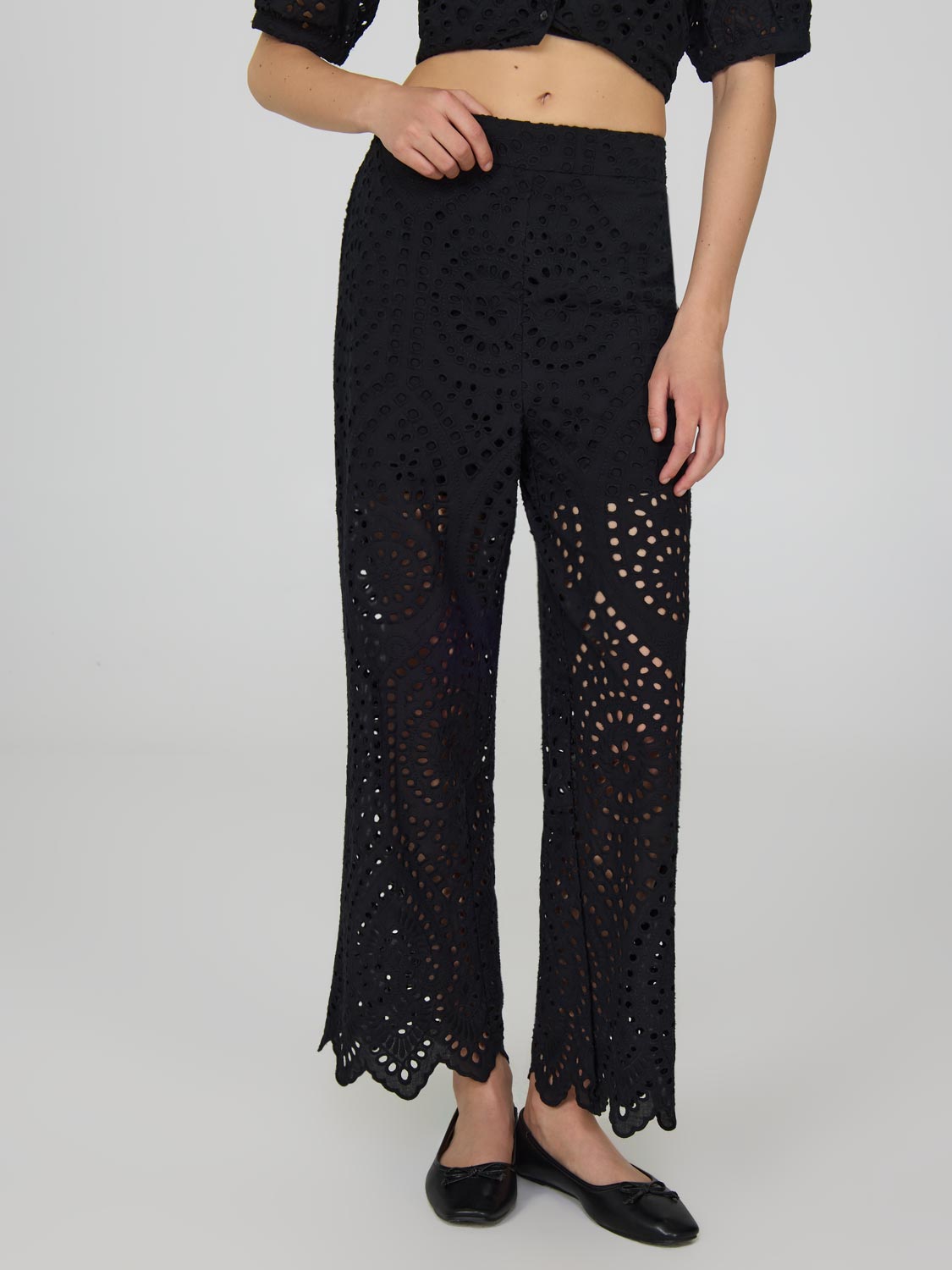 Pantalon court à œillets