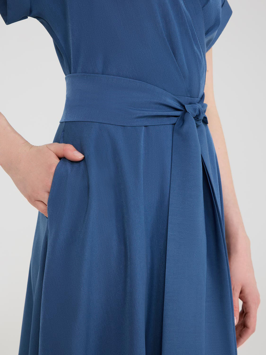 Robe mi-longue croisée à col