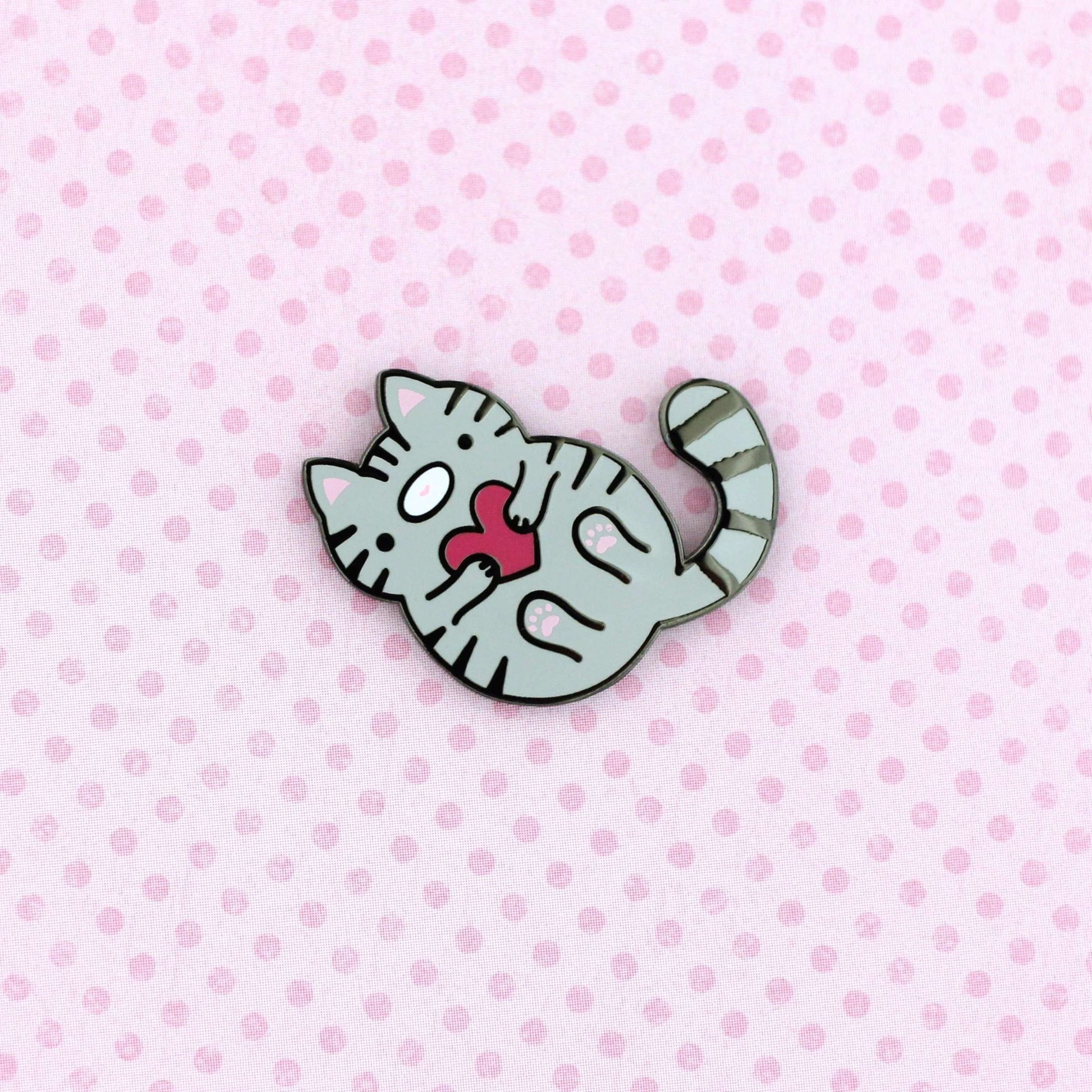 Broche en émail représentant un chat tigré gris – Cadeau pour les amoureux des chats